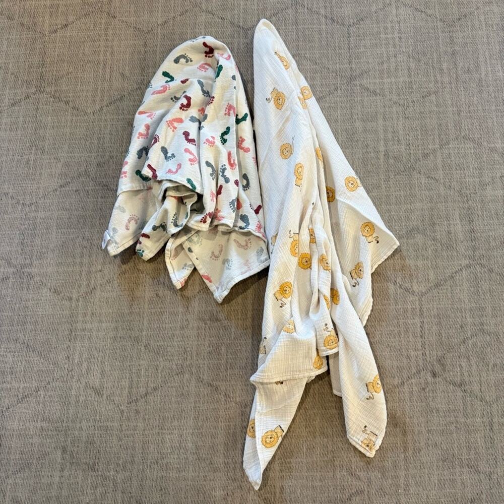 Baby Footprint and Lion Print Swaddle Blanket Set